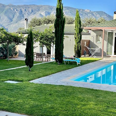 Pool Guesthouse Corinth Buitenkant foto