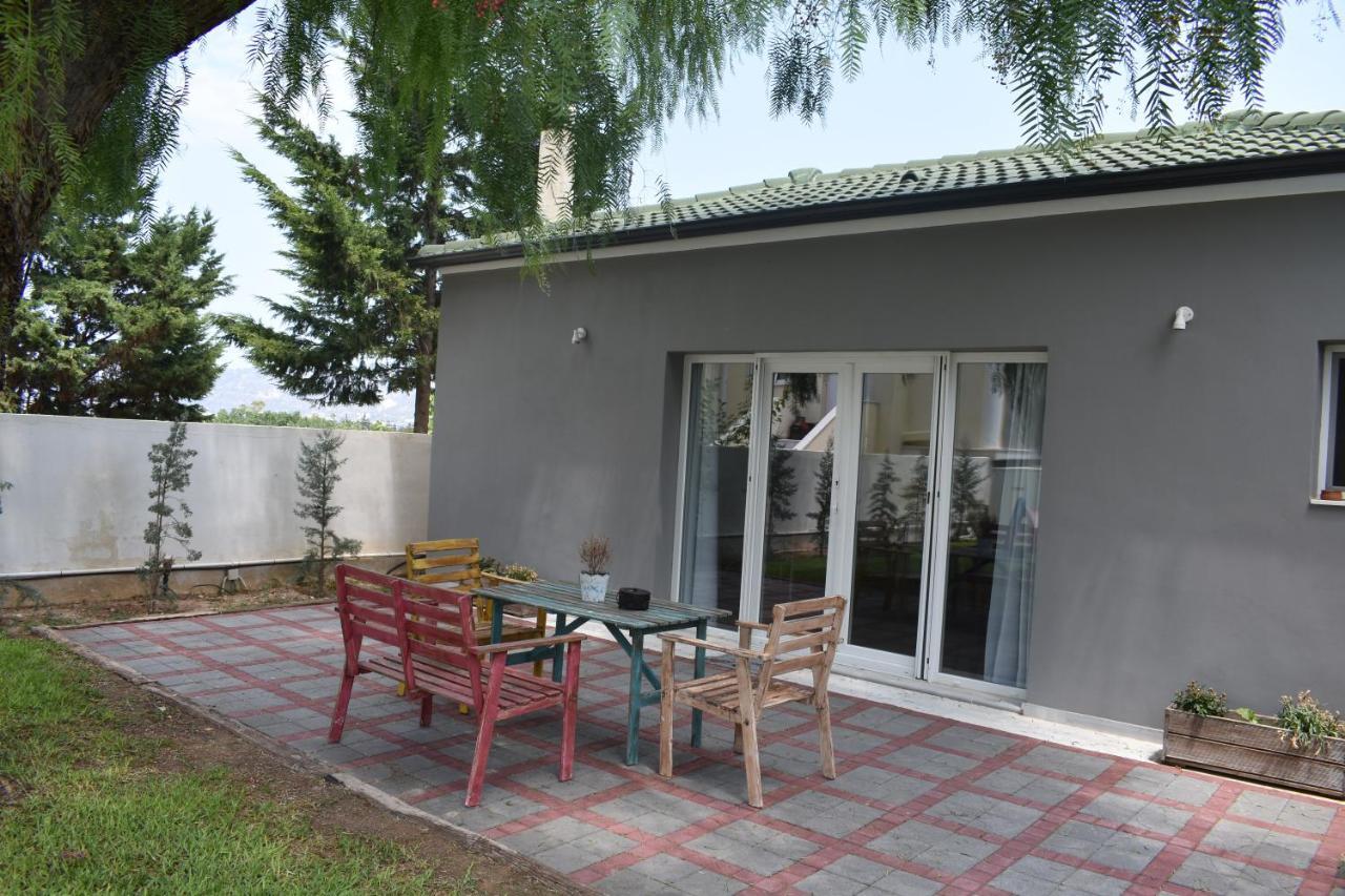 Pool Guesthouse Corinth Buitenkant foto