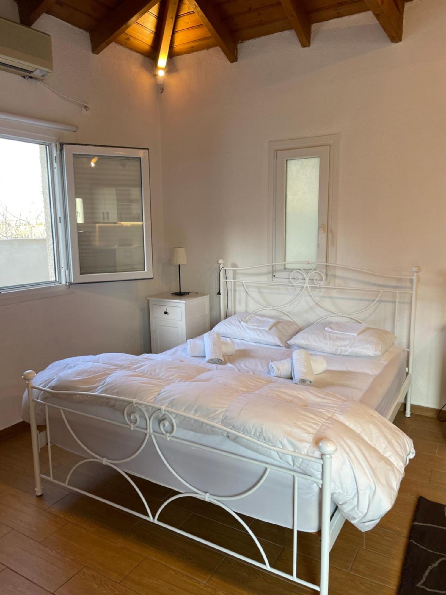 Pool Guesthouse Corinth Buitenkant foto